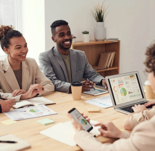 Três pessoas reunidas no trabalho