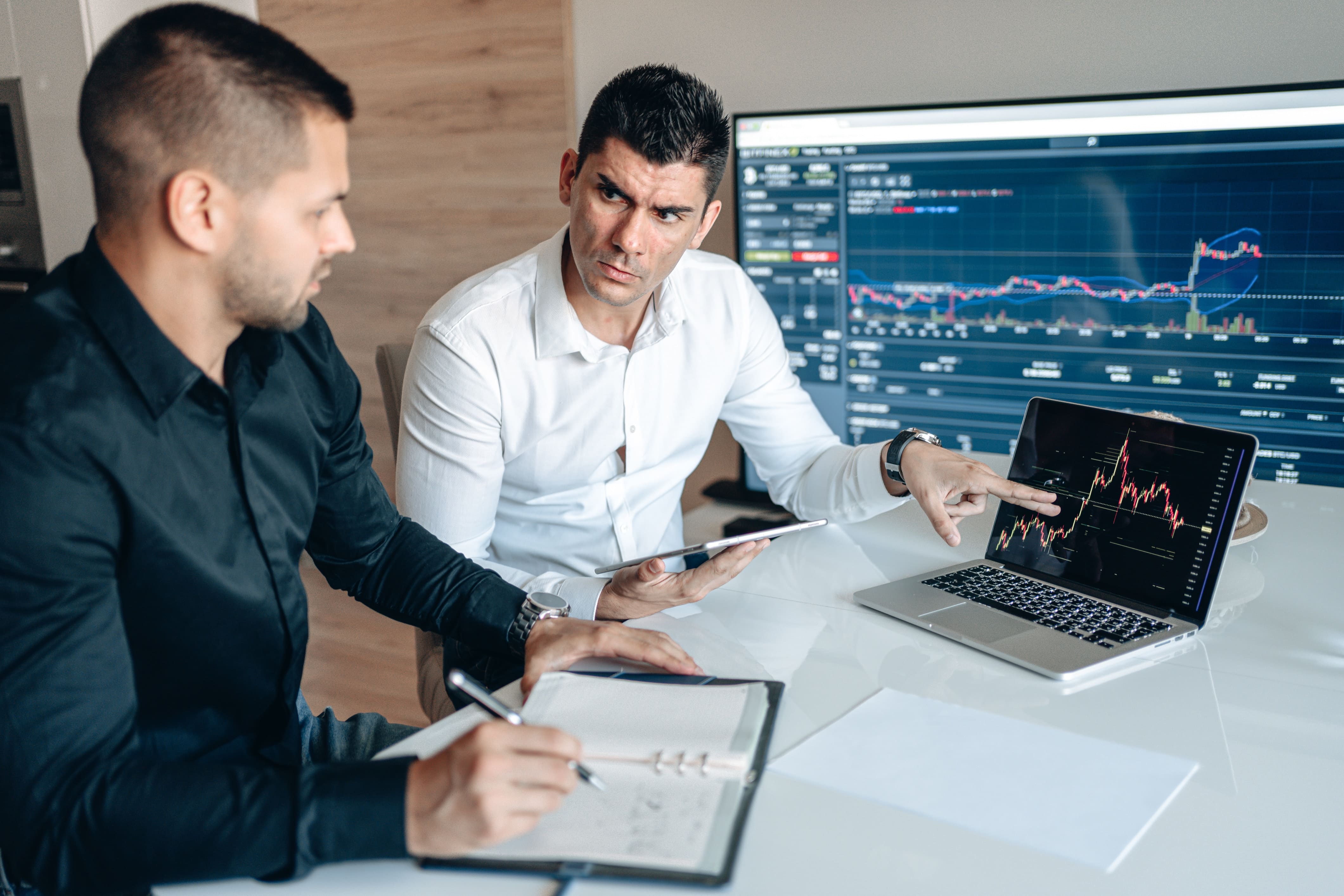 Dois homens analisando estatísticas da empresa