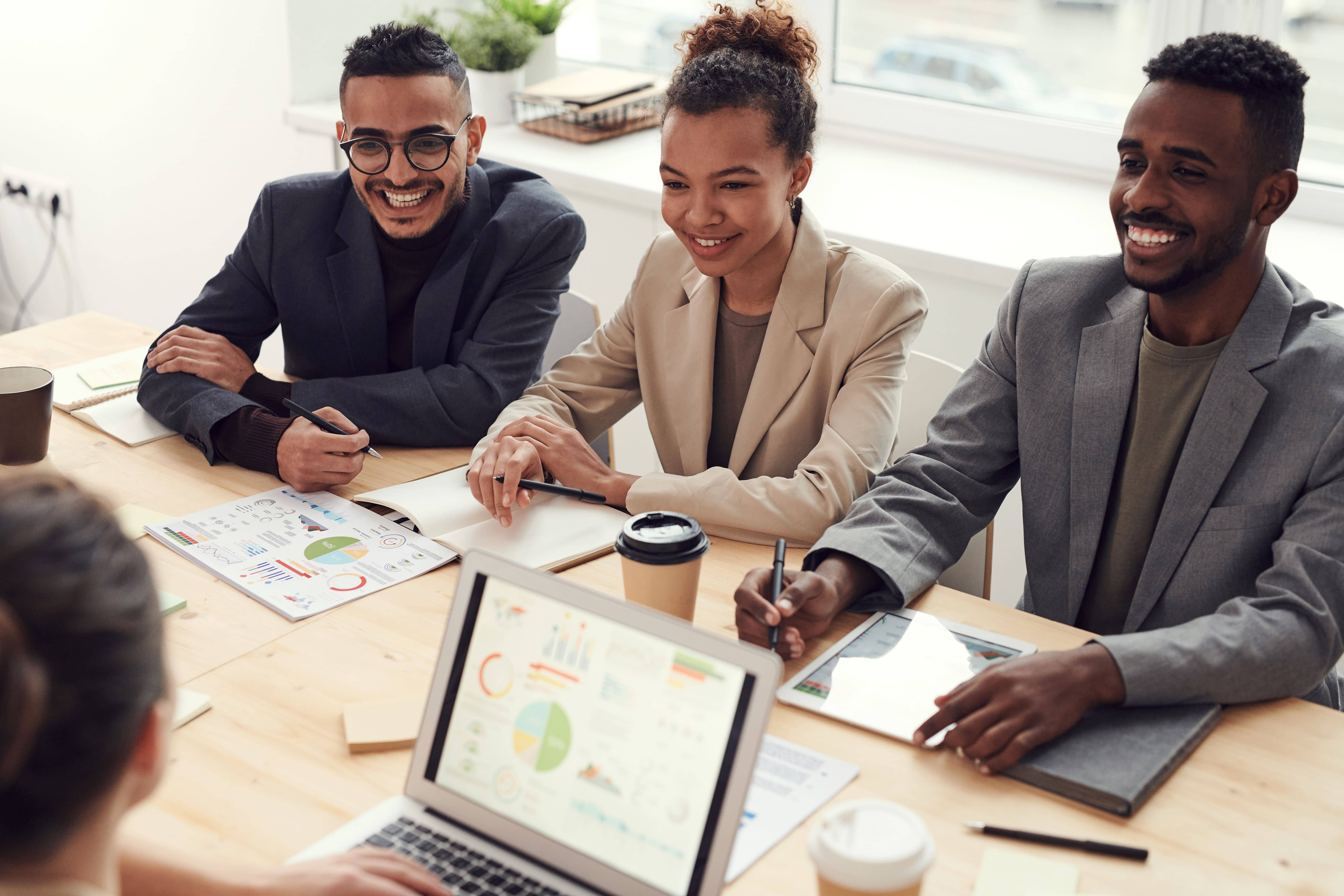 Clientes em uma reunião para discutir resultados obtidos