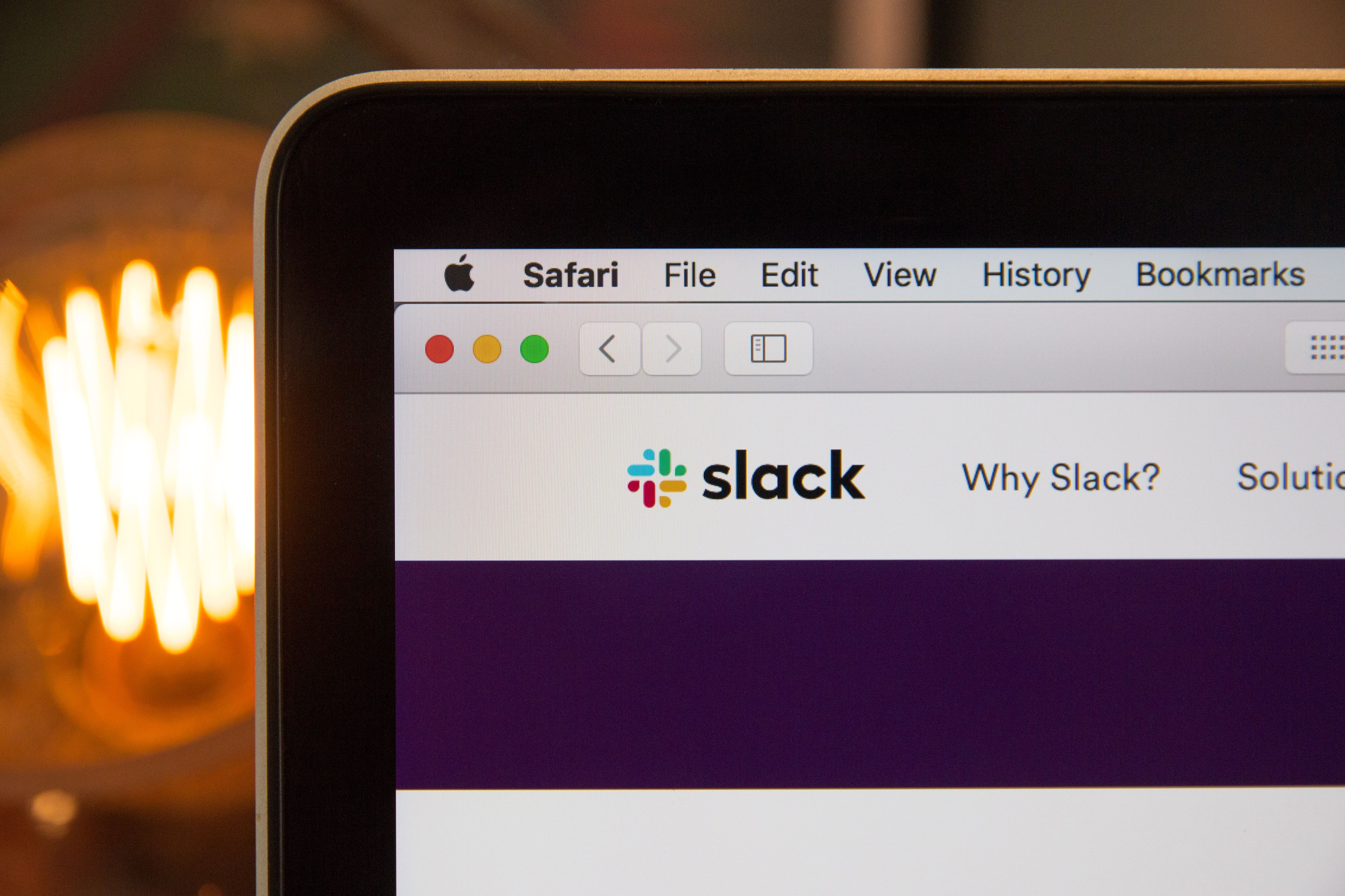 Macbook ligado e com o site da ferramenta slack aberto